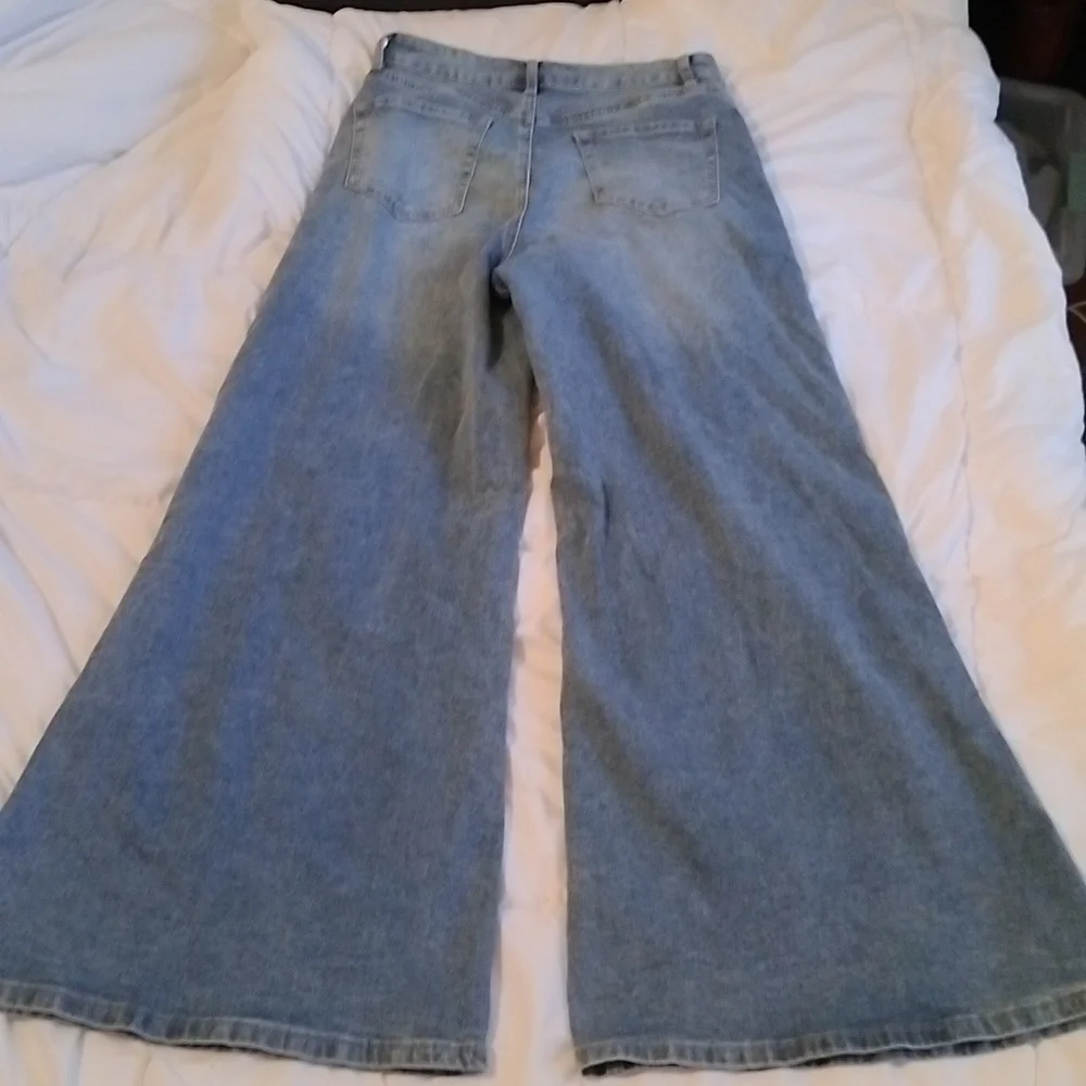 New Extra Flare Wide-Leg Light/Medium Wash Blue Denim Jeans - Size 4 - Picture 5 of 8